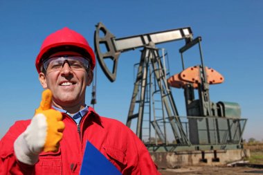 Pompa Jack yanındaki başparmak el hareketi petrol işçisi