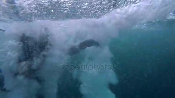 Scuba Diver springen in de Oceaan — Stockvideo