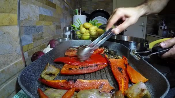 Hortalizas a la parrilla Cocinar en una parrilla — Vídeo de stock