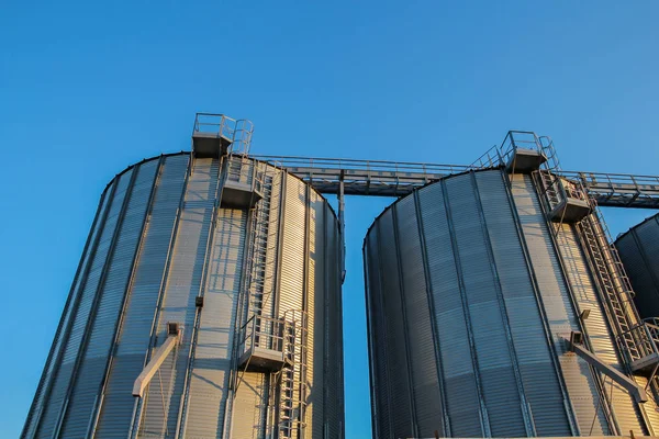 Jordbrukssiloer mot blå himmel – stockfoto
