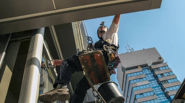 Industriekletterer waschen Fenster - Arbeit mit hohem Risiko — Stockfoto