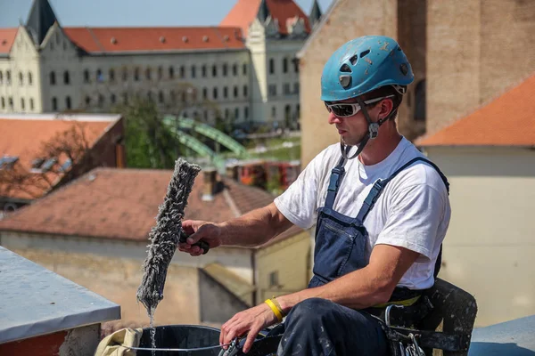 Window Washer on a Highrise Office Building — Stock Photo, Image