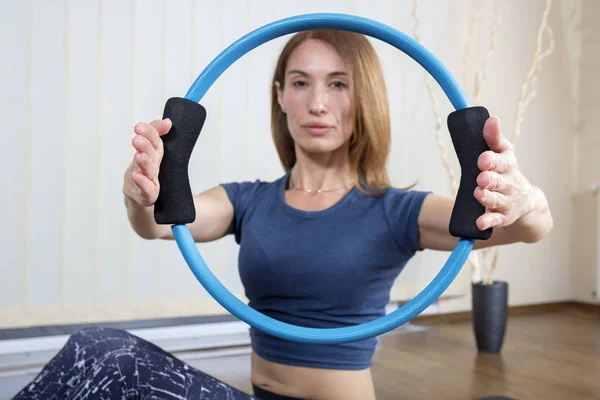 Exercício Feminino na Classe Pilates — Fotografia de Stock