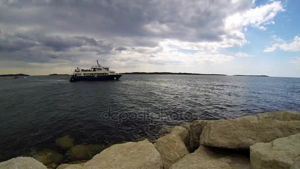 Kleines Passagierschiff fährt an der Küste entlang — Stockvideo
