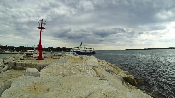Pequeño barco de pasajeros con turistas que salen del puerto — Vídeos de Stock