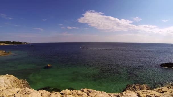 Segelboote im blauen Meer — Stockvideo