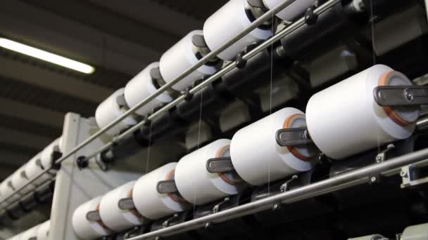 Производство синтетических волокон в текстильной промышленности — стоковое видео