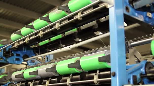 Geautomatiseerde garen productie in moderne textiel-molen — Stockvideo