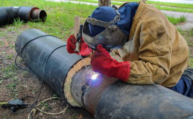 Demir ustası iki büyük Metal boru kaynak