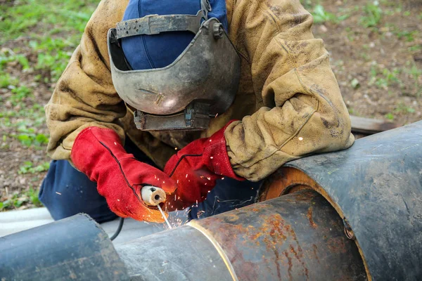 Metal boru kaynak işçisi