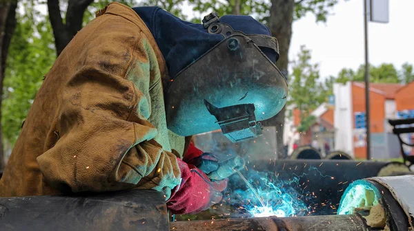 Trabajo de soldadura - Retrato de un soldador en el trabajo — Foto de Stock