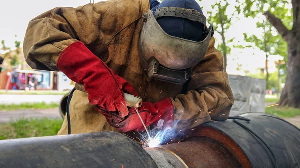 Welder With Protective Equipment Welding Outdoors — Stock Photo, Image