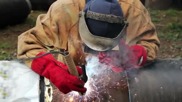 Trabajador soldadura de tuberías de metal — Vídeo de stock