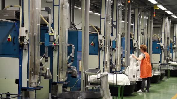 Trabajadora Trabaja en Fábrica Textil Moderna — Vídeo de stock