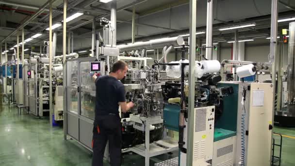 Arbeiter kontrolliert die Arbeit der automatisierten Maschine — Stockvideo