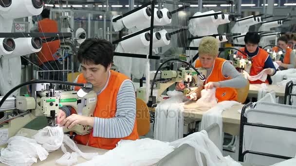 Travailleurs féminins travaillent sur la ligne de couture dans l'usine textile — Video