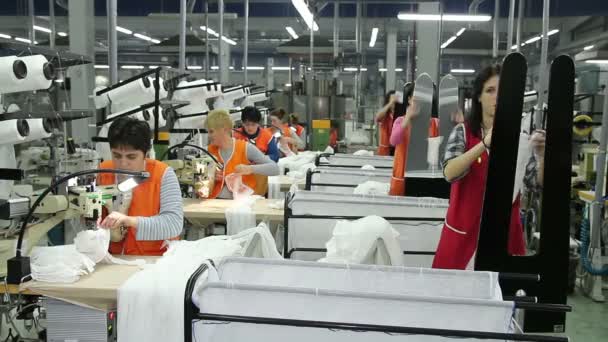 Μεγάλη ομάδα των γυναικών εργαζομένων που εργάζονται σε σύγχρονα κλωστοϋφαντουργίας εργοστάσιο — Αρχείο Βίντεο