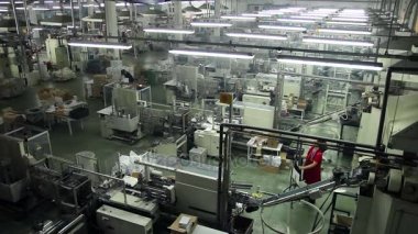 Modern tekstil fabrikasında çalışan insanlar