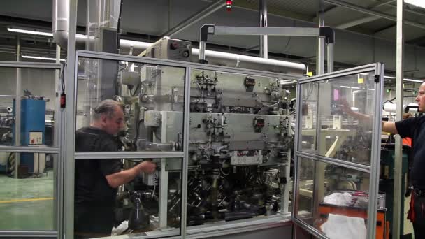 Due lavoratori che controllano il lavoro della macchina automatizzata — Video Stock