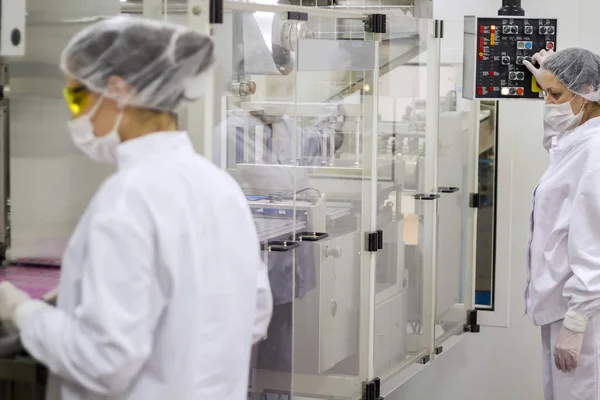 Trabajadores de línea de producción farmacéutica —  Fotos de Stock