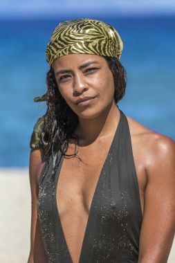 Sahilde güzel Arap kadın