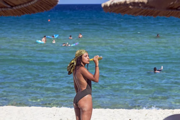 Cam şişe Plajı'nda içme kız