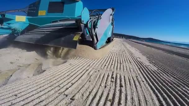 Macchina per la pulizia della spiaggia in azione — Video Stock