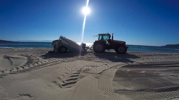 Máquina de limpeza de praia em ação — Vídeo de Stock