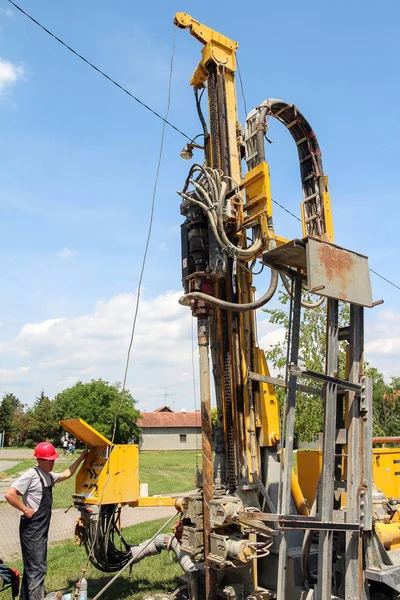 Arbetaren driver den geotermiska borrmaskin — Stockfoto