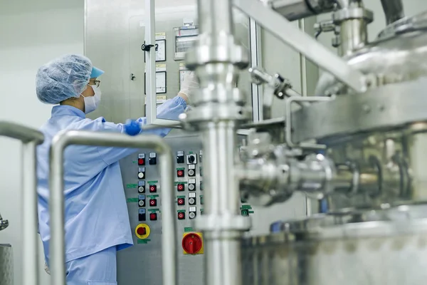 Farmaceutische industrie werknemer op het werk — Stockfoto