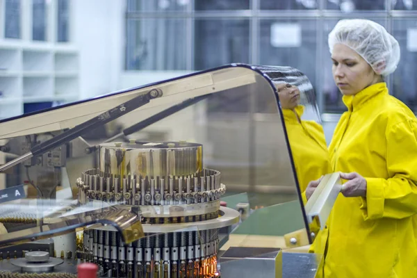 Arbeiter in der pharmazeutischen Produktion — Stockfoto