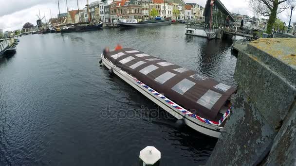 Turistas Barco Recreio Vela Passeio Turístico Barco Navegando Belo Canal — Vídeo de Stock