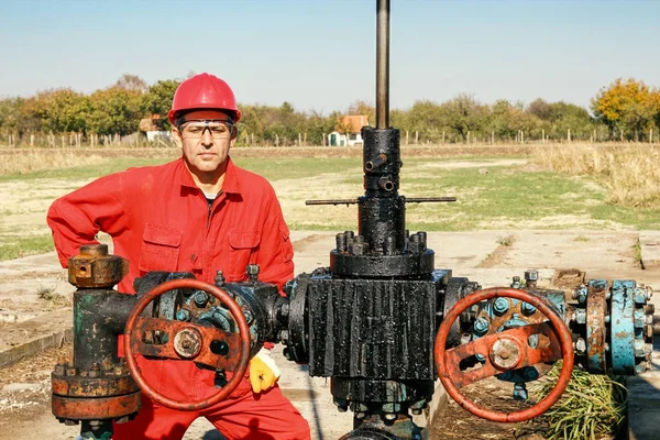 Petrol kuyusu görevli — Stok fotoğraf