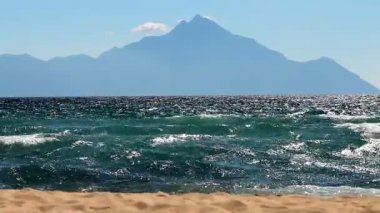 Yaz plaj arka plan. Dalgalar kumsalda çökmesini. Sandy beach hiçbir insan ile.