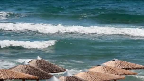 Waves Gently Breaking Beach Straw Umbrellas Пляжные Зонтики Против Морских — стоковое видео