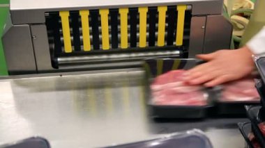 Otomatik vakum et paketleme/sızdırmazlık modifiye atmosferde. Çiğ domuz kesim paketleme makinesi dışarı geliyor vakumlu paketler.