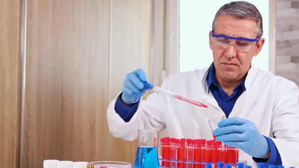 Researcher Working Pipette Laboratory Laboratory Researcher Filling Test Tubes Chemical — Stock Video