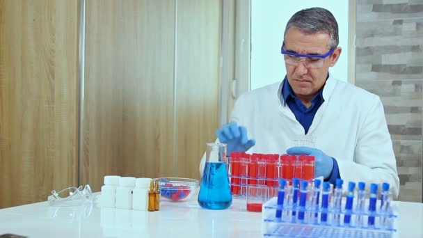 Ricercatore Che Lavora Laboratorio Scienziato Mezza Età Con Indosso Equipaggiamento — Video Stock