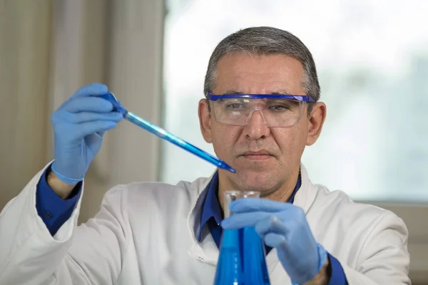 Analista de microbiología trabajando con pipeta en laboratorio — Foto de Stock