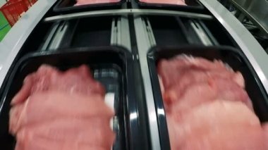Paketleri taze et sanayi Konveyör bant üzerinde. Otomatik vakum et paketleme/sızdırmazlık modifiye atmosferde.