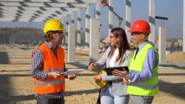 İnşaat Alanında Yönetici, Kadın Mimar ve Foreman Toplantısı. Proje Yönetimi ve Saha Ekibi İnşaat Alanında Toplantı. İş, Bina, Takım Çalışması ve İnsanlar Konsepti. İnşaat İşletme Ekibi İnşaat Alanında.