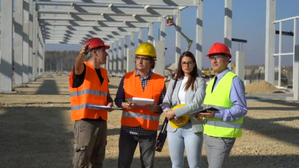 Groupe Gens Affaires Hardhats Discutez Projet Sur Chantier Construction Réunion — Video