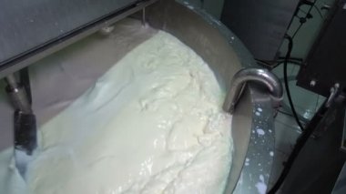 Süt Pastörizasyon Tankının İçinde Dairy Factory 'de - Yavaş Hareket. Süt İşleme Tesisinde Süt Pastörizasyonu. Hamur Sütü Yavaş Çekimde Pastörizasyon Tankına dökülüyor. Mandıra Gıda Güvenliği.