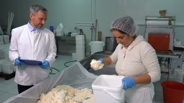 Supervisor Segurança Alimentar Trabalhador Laticínios Falando Linha Produção Trabalhadores Produção — Vídeo de Stock