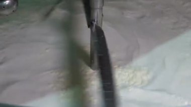 Süt İşleme Tesisinde Süt Pastörizasyonu. Süt, Süt Fabrikası 'ndaki Pastörizasyon Tankının içinde. Çiğ süt Pastörizasyon Tankına dökülüyor. Mandıra Gıda Güvenliği.