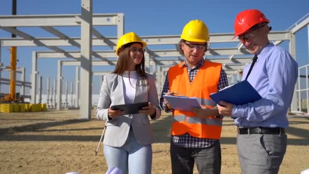 Gerente Arquitecta Capataz Reunión Sitio Construcción Negocios Construcción Trabajo Equipo — Vídeo de stock