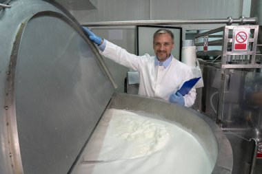 Süt Bitkisi Gıda Teknolojisti Süt Pastörizasyon Sütünü Denetliyor