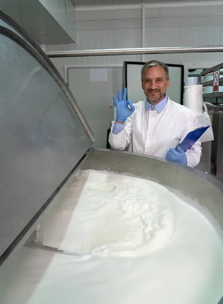 Dairy Plant Food Technologist Εμφάνιση εντάξει χέρι σημάδι — Φωτογραφία Αρχείου