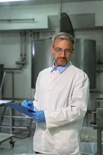 Zuivelfabriek Food Technologist aan het werk — Stockfoto