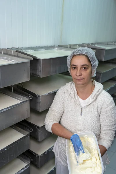 新鮮な凝固クリームとプラスチック容器を保持女性労働者 — ストック写真